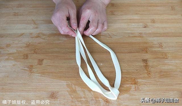大厨教你一招做面条,半斤面粉面条怎么做有劲道