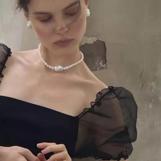 没钱买大牌的女人，记住这三个高级穿衣法则，平价衣服也很贵气