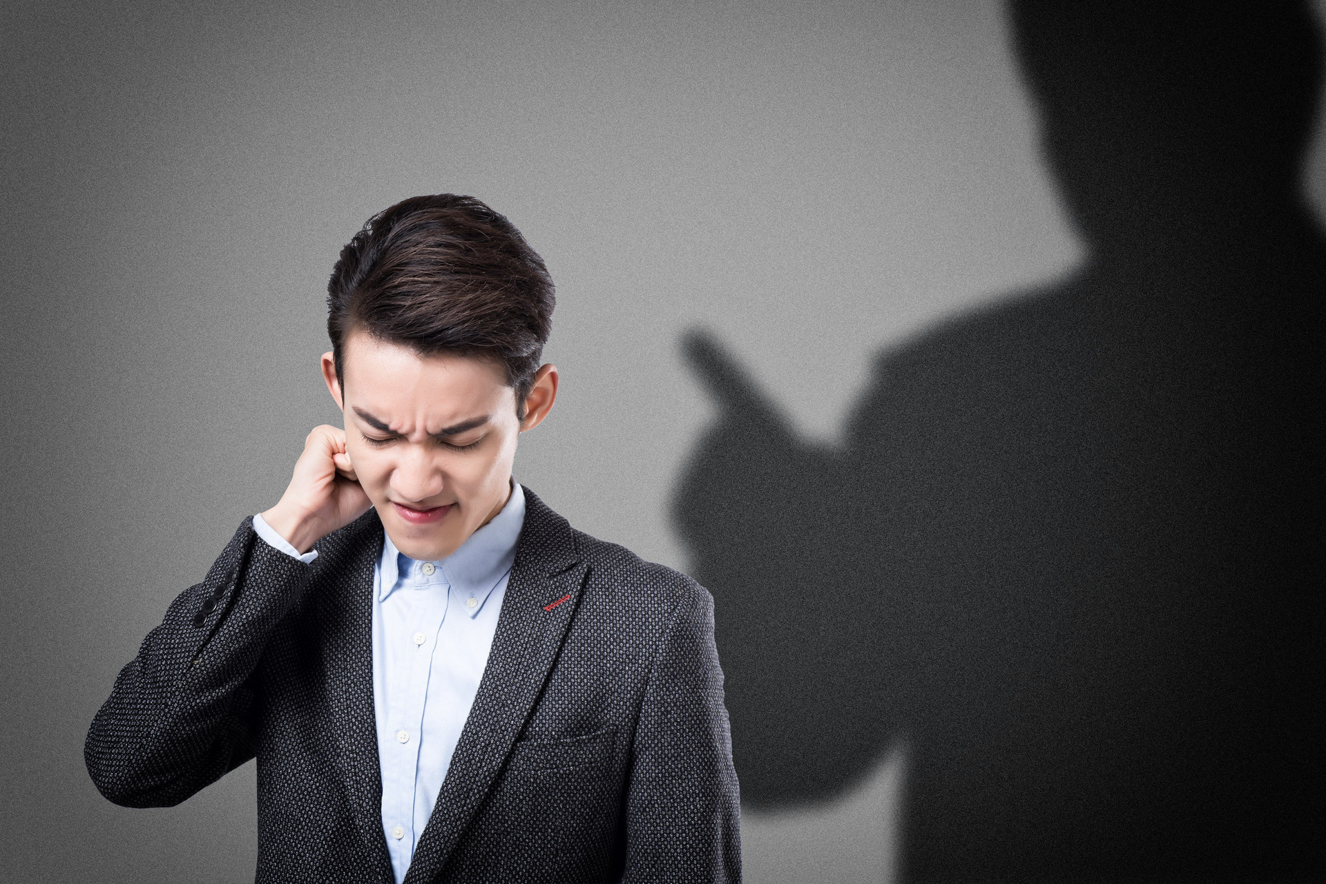 “老子上面有人！”，面对不服管理的“关系户”怎么办？捧杀他