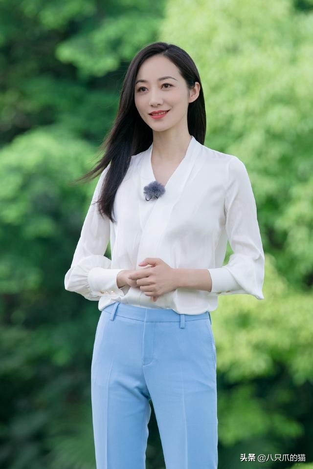 韩雪自拍照真飒，单手插进裤兜，还把衬衫下摆塞下装，真会摆pose