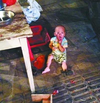 小伙子靠摆地摊月入1700万,95后小伙儿摆地摊月入20万