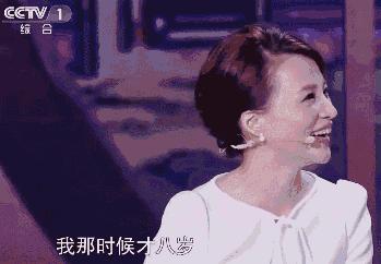 这才是董卿真实的样子,董卿跪地为什么获得网友的称赞