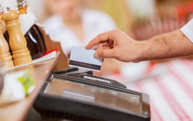 去超市上班月入2000，只休四天，为何还有人干？原因太现实了