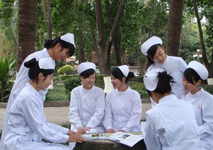 重庆知行和南丁卫校哪个好,重庆知行卫生学校算不算重点学校