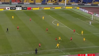 国足再现奇葩1幕：30岁国脚直接“放弃”比赛站在原地抱怨队友