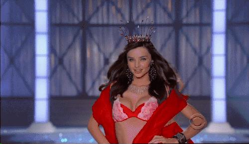 T台模特摔跤*案惨**！隔着屏幕都替她们脚疼