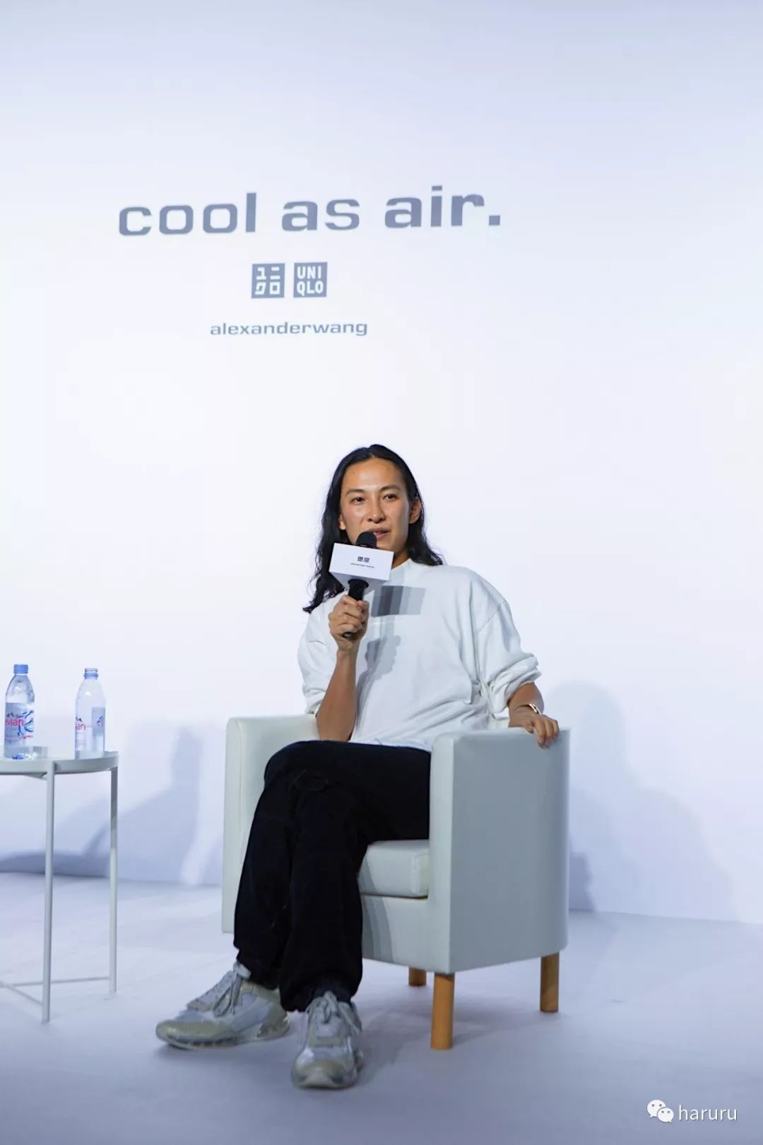 赖冠霖联名同款羽绒服,赖冠霖深蓝色西装