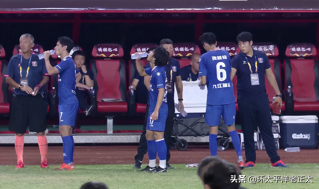 前辽足队长张野飞铲染红,辽足3-1上港被追平