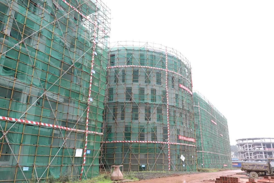 占地300亩的学校,占地3万多平米的学校