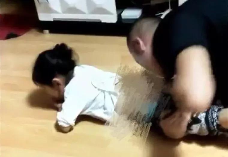 气愤！一男子高铁上撩起亲生女儿衣服不停抚摸、亲吻！爱也要底线