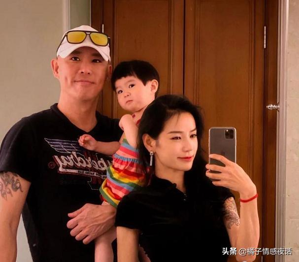 租别墅炫富网红夫妻,宝马秀恩爱