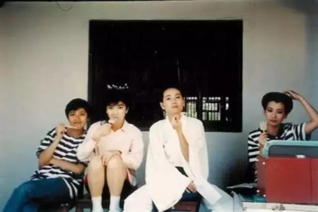 霍金站起来的照片,霍金站着