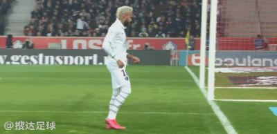 内马尔致敬科比点球原视频,内马尔梅开二度纪念科比