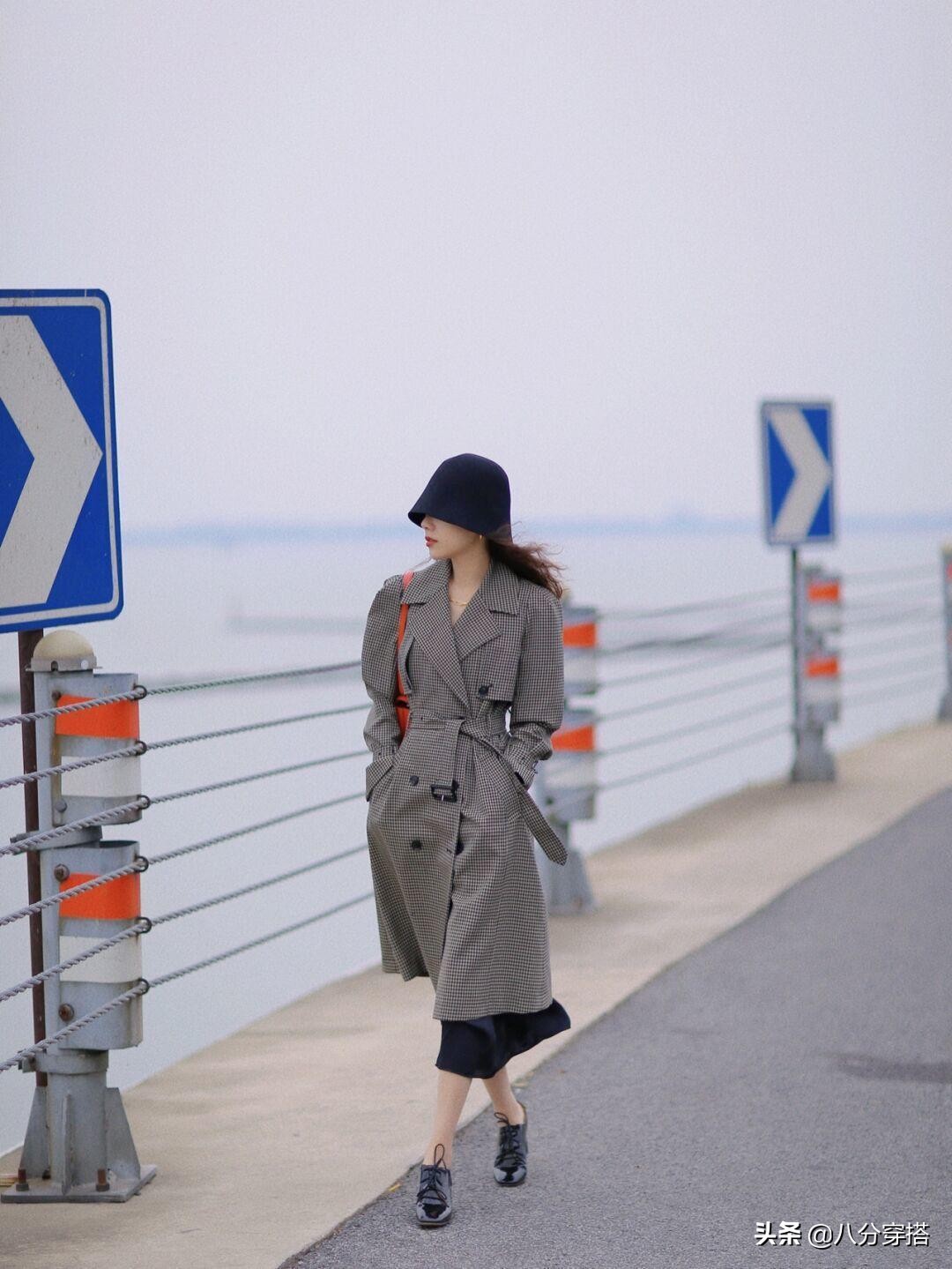 今年“千鸟格大衣”火了,建议选这几种,照穿不出错,保暖洋气