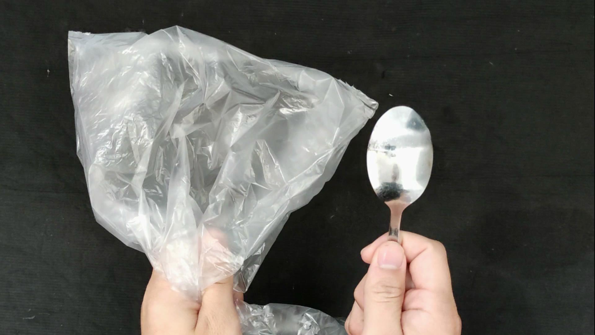 23年一级大厨分享鱼去鳞妙招，1个塑料袋，鱼鳞不飞溅不粘案板