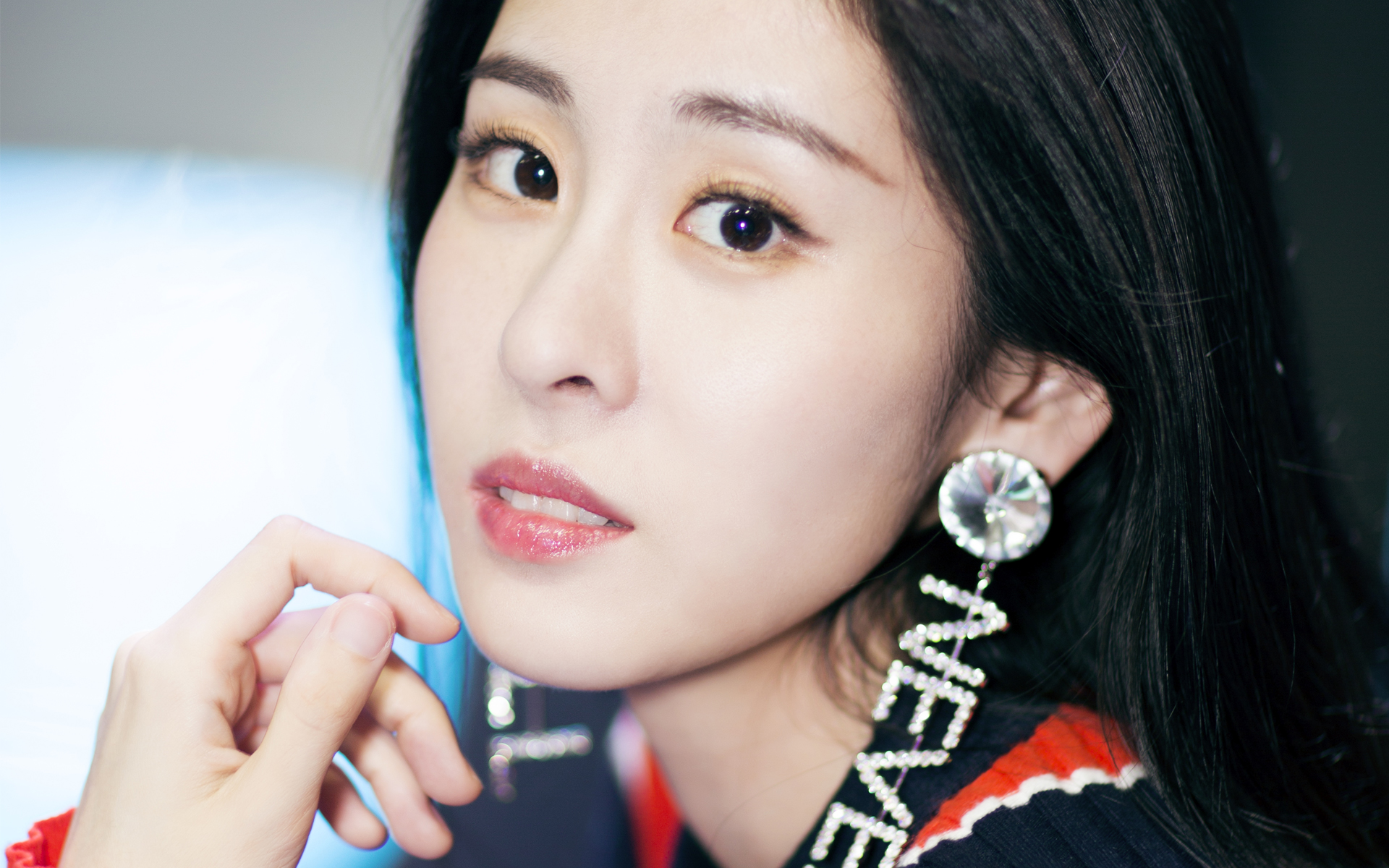 华晨宇承认与张碧晨育有一女,两人的爱情如小说剧情