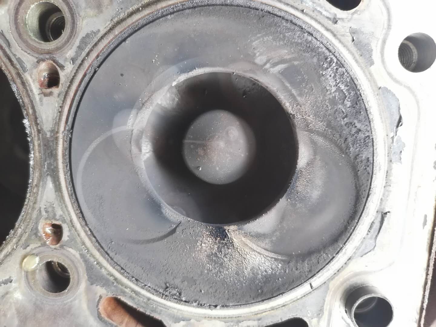 才跑4万公里货车烧机油怎么回事,发动机烧机油活塞发黑