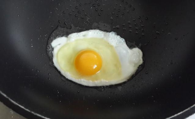煎鸡蛋怎样不让溅出来油,怎么煎鸡蛋不会溅油
