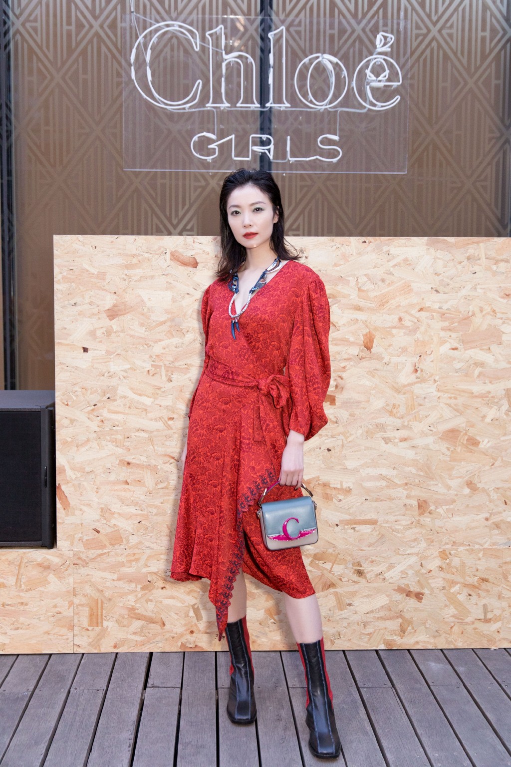 齐溪穿过膝长靴,齐溪穿西装