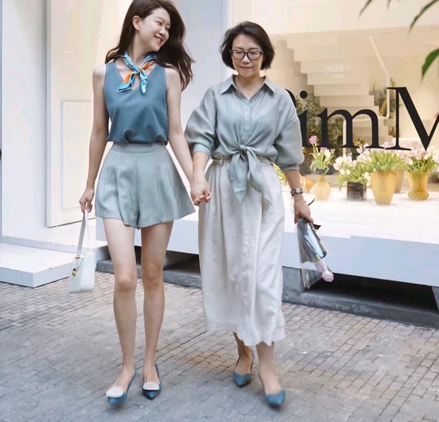 今年流行的适合40岁女人穿的裙子,有特色的裙子适合40多岁的女人穿