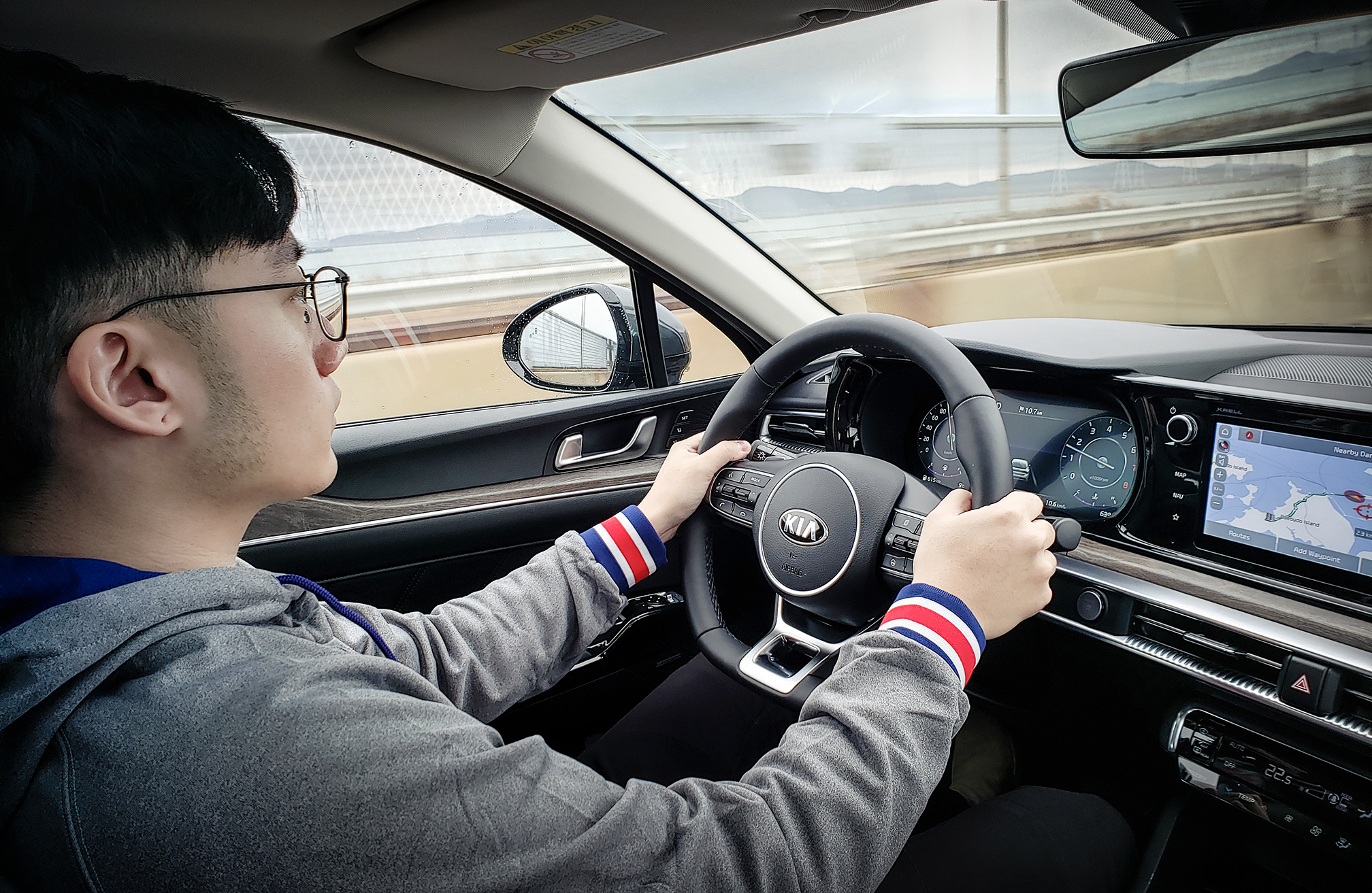 起亚k5是b级车吗,全新起亚k5高颜值运动帅气真香