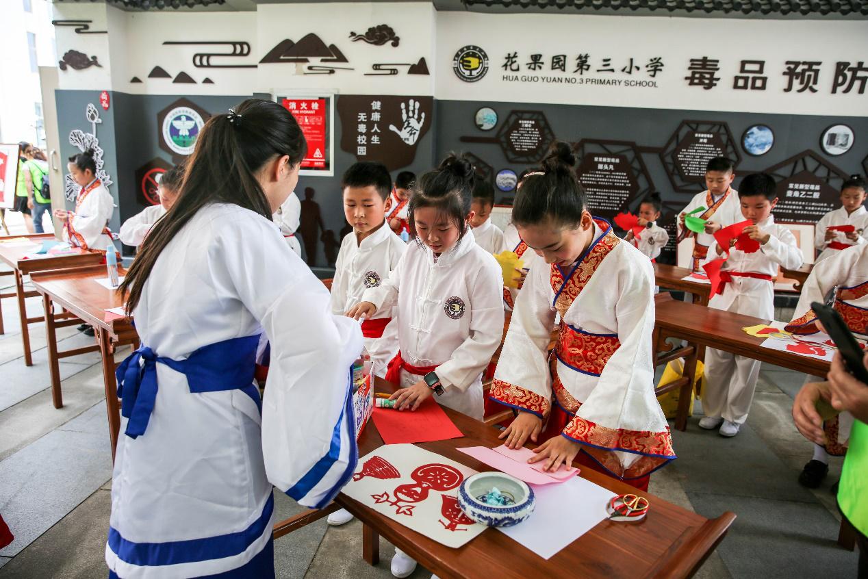 花三小学生展示“十八般武艺”下厨做饭给父母吃