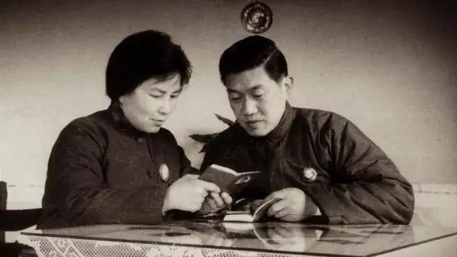 90岁夫妇恋爱日常，诠释了“与子偕老”：我忘了全世界，但记得你