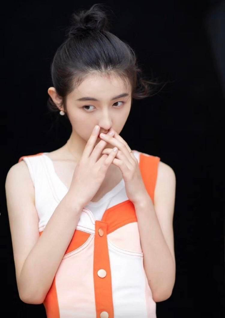 张子枫斜肩肌,张子枫大胆晒身材