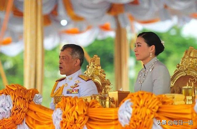 花心泰王也温柔？结婚周年陪王后穿情侣装，满脸宠溺给娇妻打下手