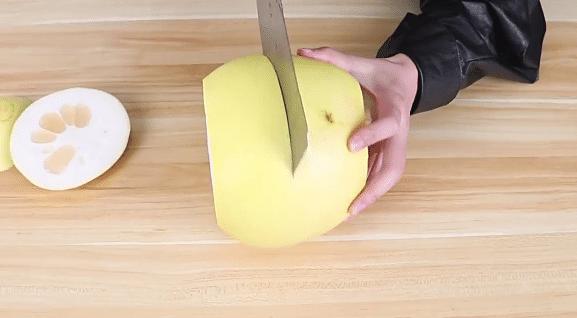 正确的切柚子的巧妙方法,吃柚子的时候怎么切才能保鲜