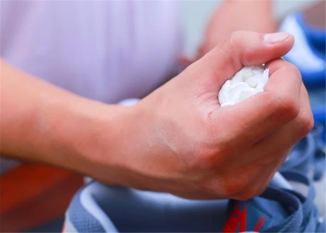 教你去除运动鞋臭的10个小窍门,运动鞋在家如何除臭