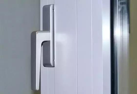 铝合金门窗框子漏水怎么办,铝合金门窗边压线渗漏处理方法