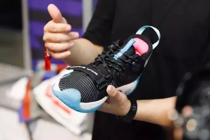 李宁新品惊喜多！韦德8闪电侄子+CJ新装备+联名头盔、耳机曝光