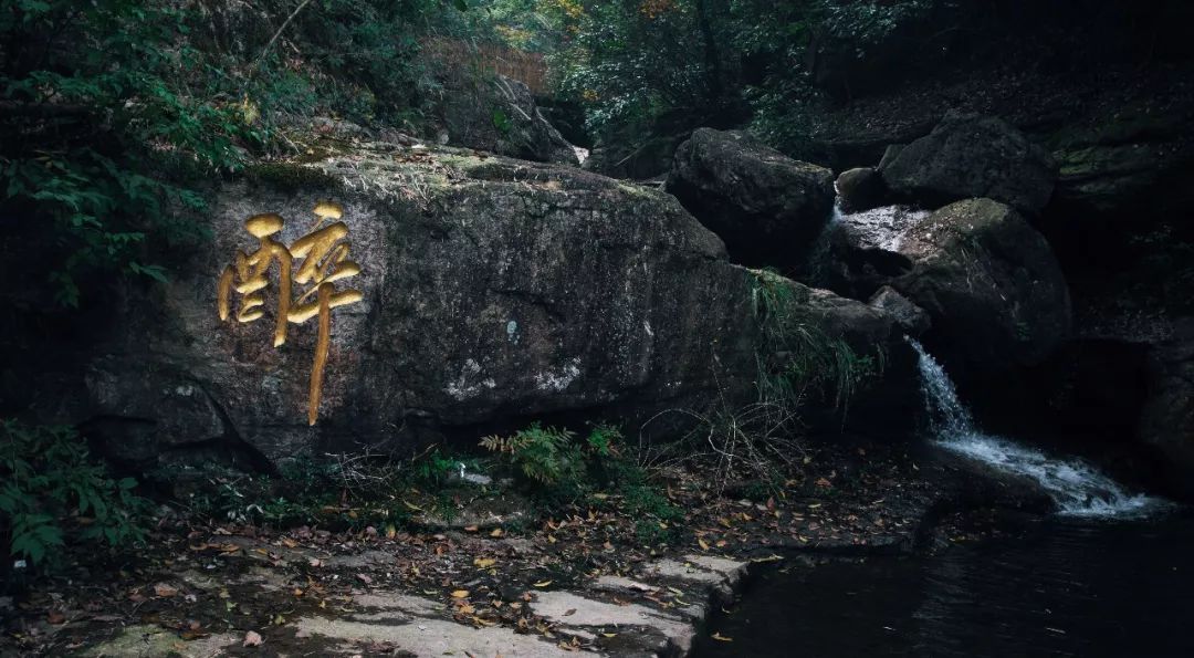 十大悬崖玻璃栈道景点,有瀑布有山还有玻璃栈道的景区