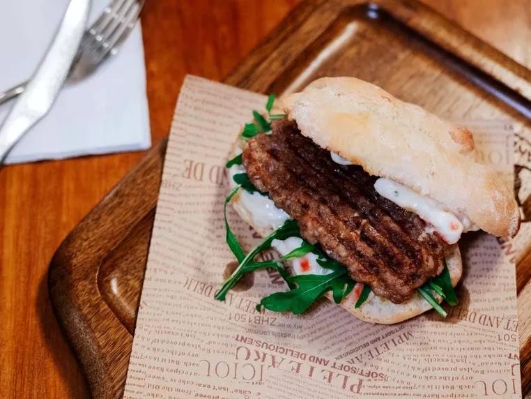 每天要喝掉两杯奶茶,每天要喝2000ml咖啡