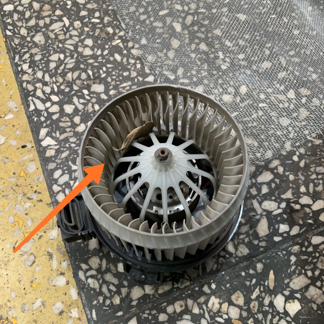 车辆换了空调滤芯怎么还有怪味,出风口有一股酸味换滤芯能解决吗