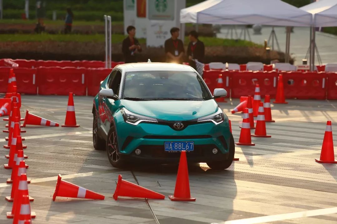 为了角逐最酷潮驾达人，他们都来参加了C-HR全国城市追逐赛
