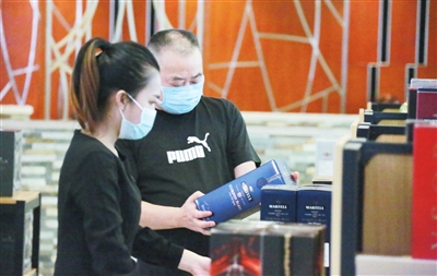 比价爆款商品！一瓶“路易十三”便宜七八千元顶配苹果手机比官网低2489元