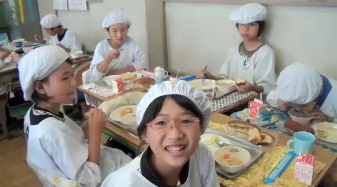 日本小学10元钱的午餐,日本学生午餐10元一个