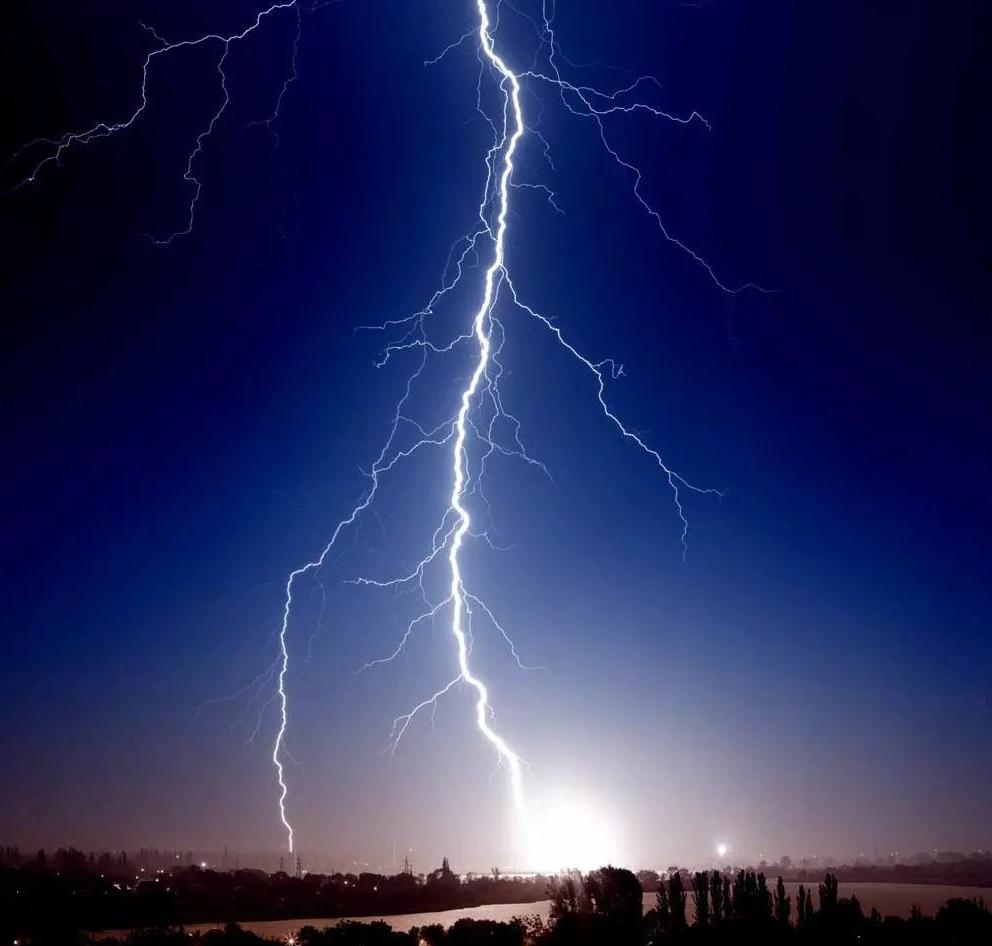 浙江一女子骑车时被闪电击中身亡,骑电动车女子被闪电击中身亡