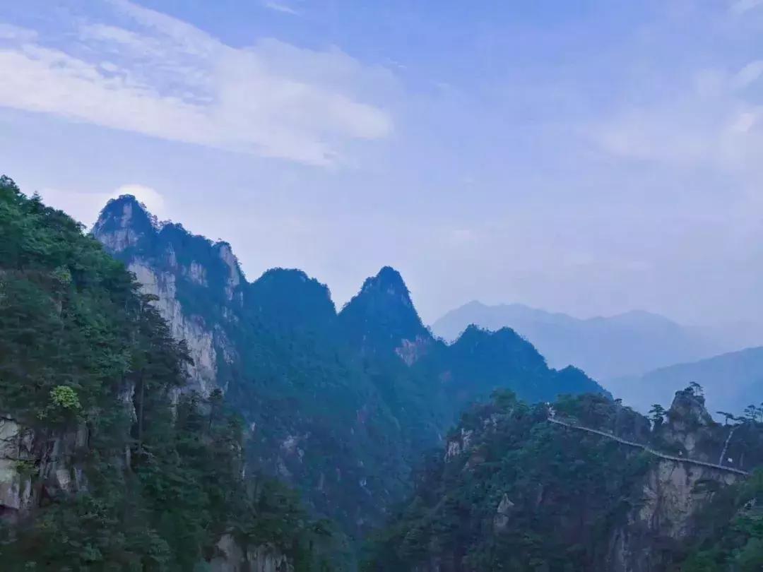 悬崖滑梯风景区,悬崖峭壁雪滑梯