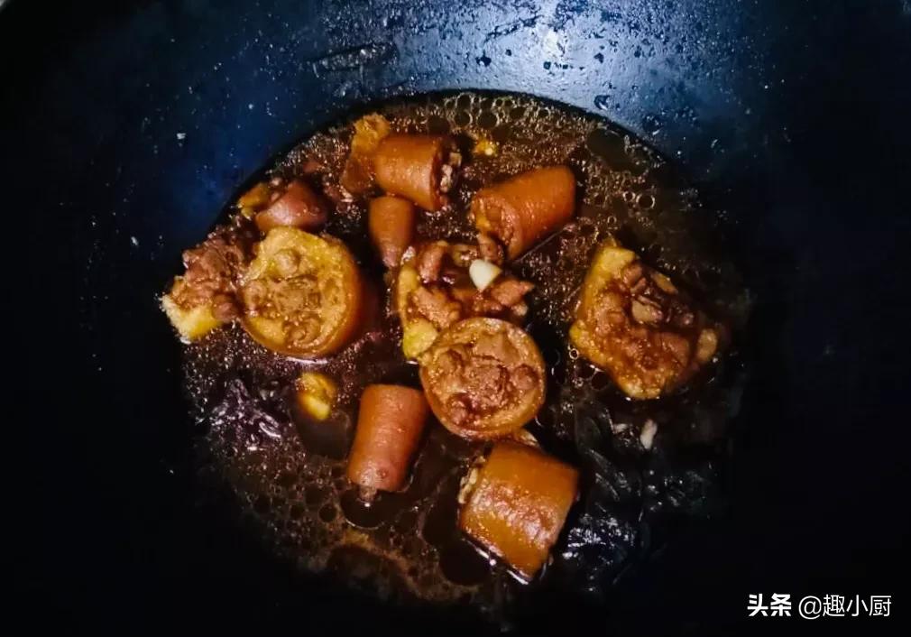 猪尾巴焯水是冷水还是开水下锅,红烧猪尾巴需要什么料