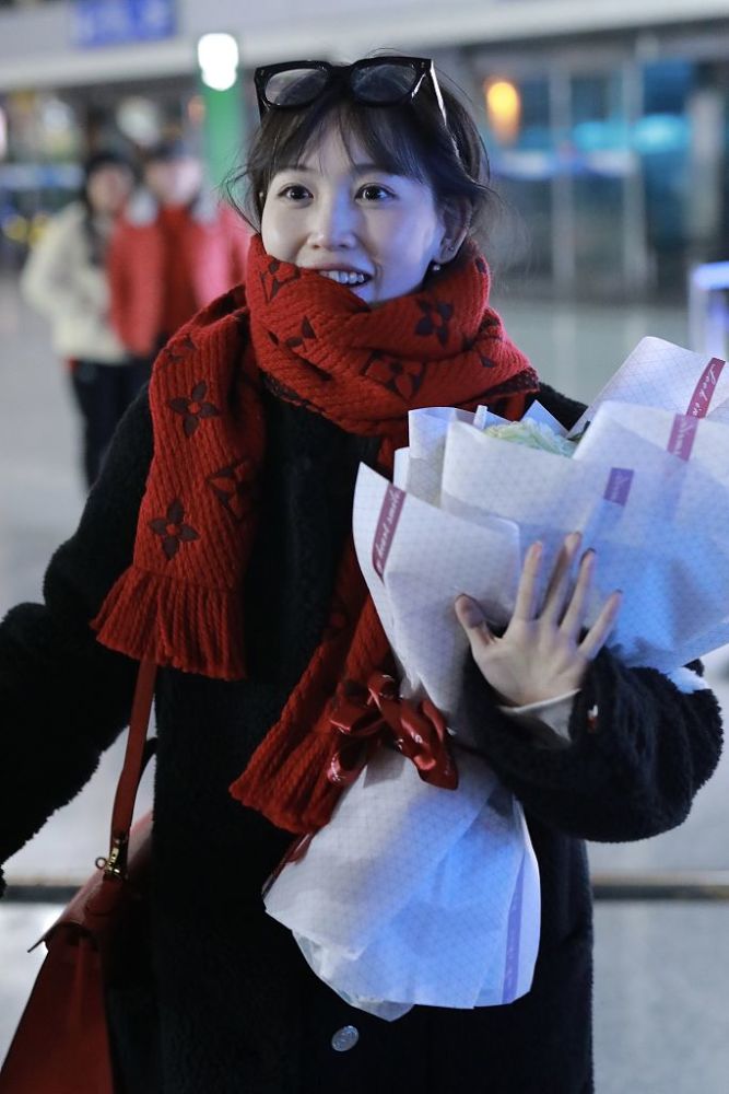 马蓉现身机场高调,马蓉拎名牌包现身