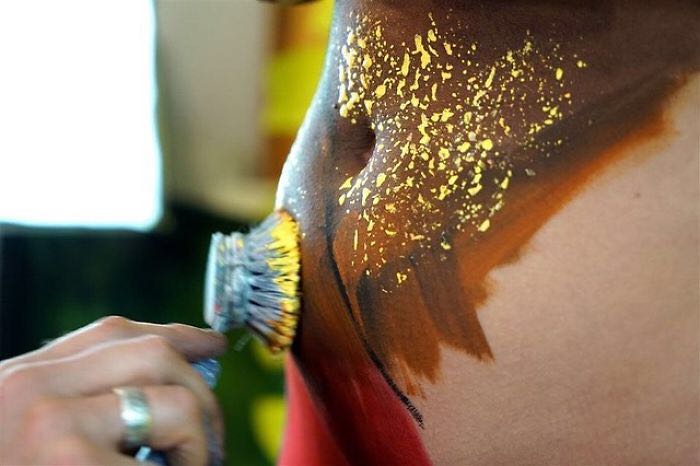 他把女人的身体画成一只蝴蝶，逼真地几乎真假难辨