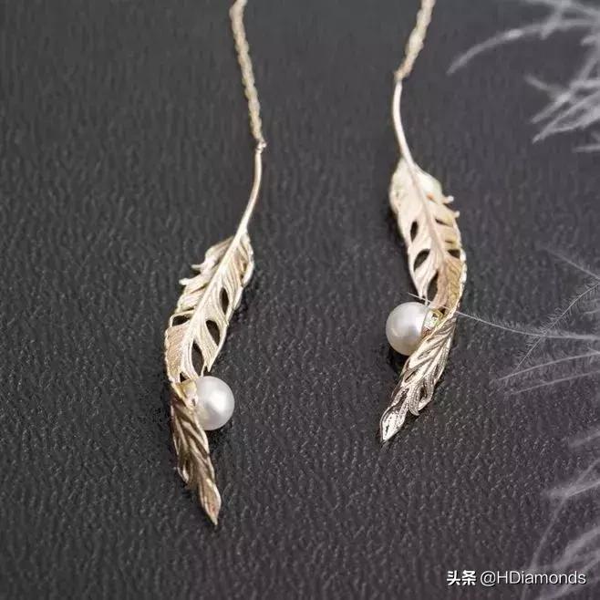 耳环、耳钉、耳线和耳夹，没戴好不仅伤品味，还伤身体。