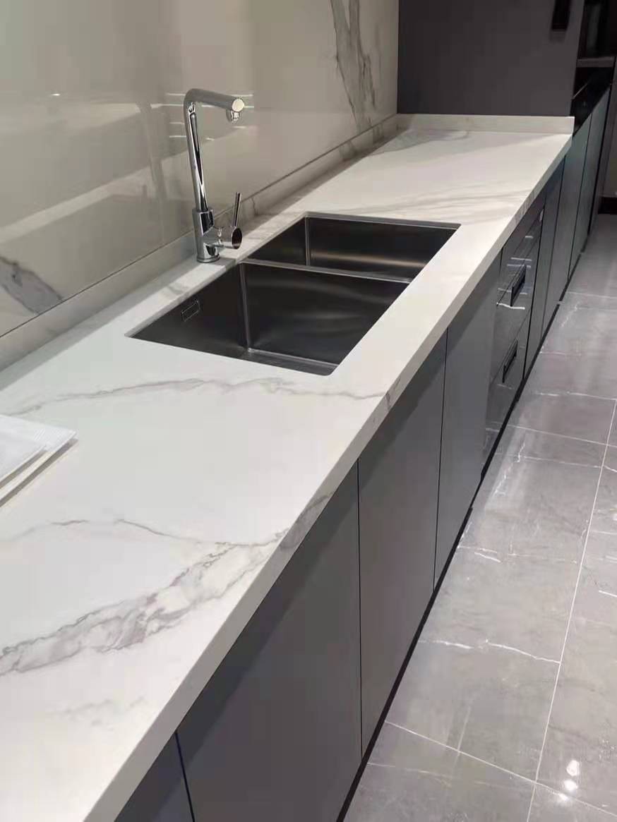 厨房台面用石英石好还是用岩板好,厨房台面用岩板好还是石英石好些