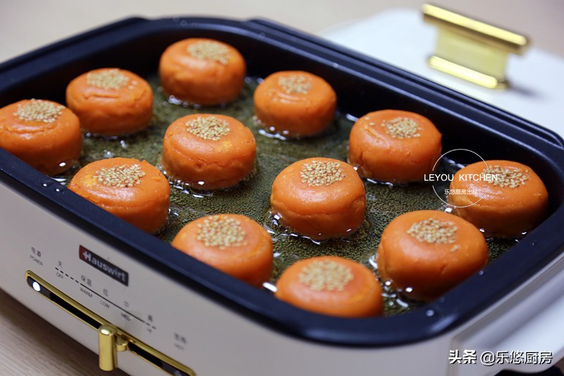 红薯饼怎样做才酥脆好吃,做红薯饼需要加什么配料