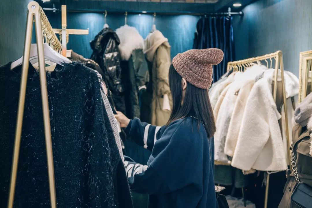 鍗楀潽鍦颁笅璐墿澶╁爞,鍦颁笅鍟嗗満閲嶅簡琚仐蹇樼殑璐墿澶╁爞