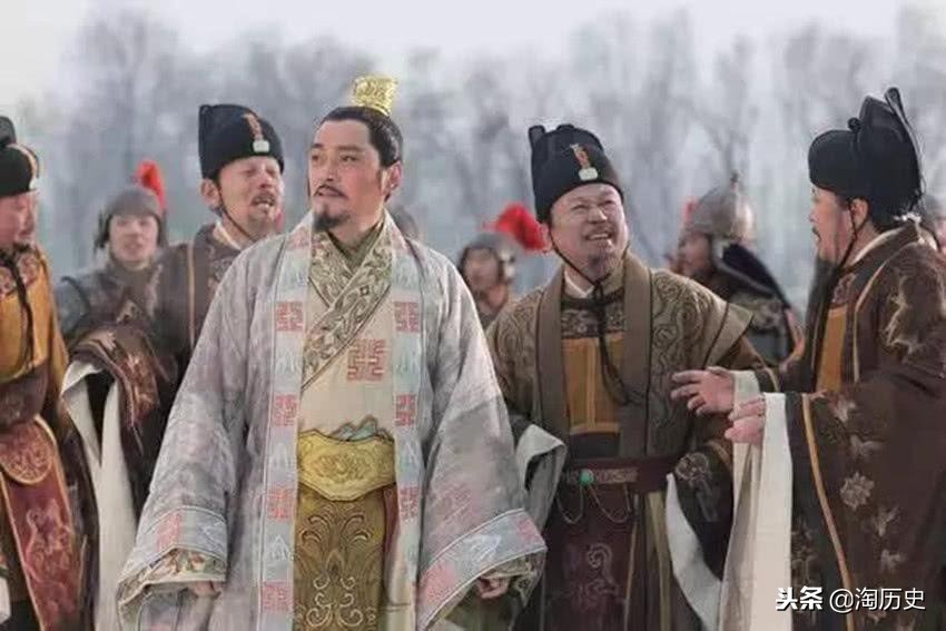 皇帝派兵削藩，此人见寡不敌众，脱掉衣服号啕大哭，竟反败为胜