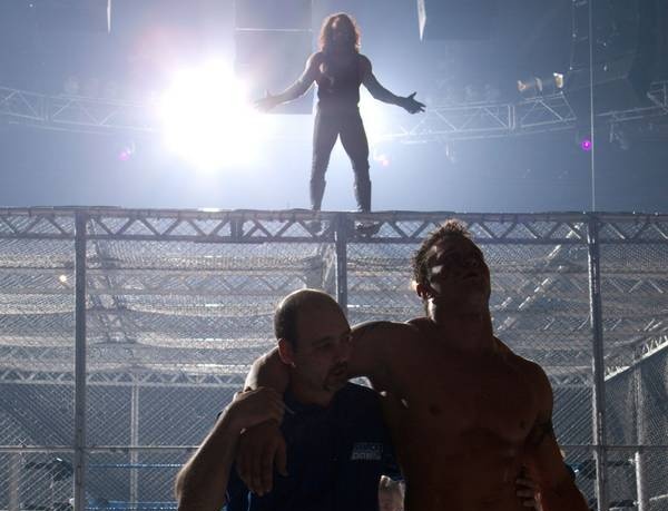 送葬者淘汰巨石强森和大秀哥,送葬者凯恩巨石强森大秀哥联手